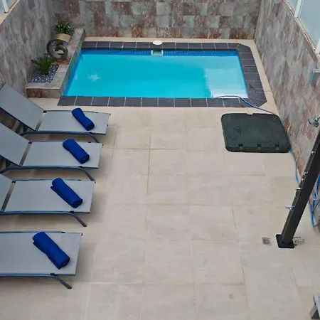 Casa Femes Piscina Climatizada Nyaraló *